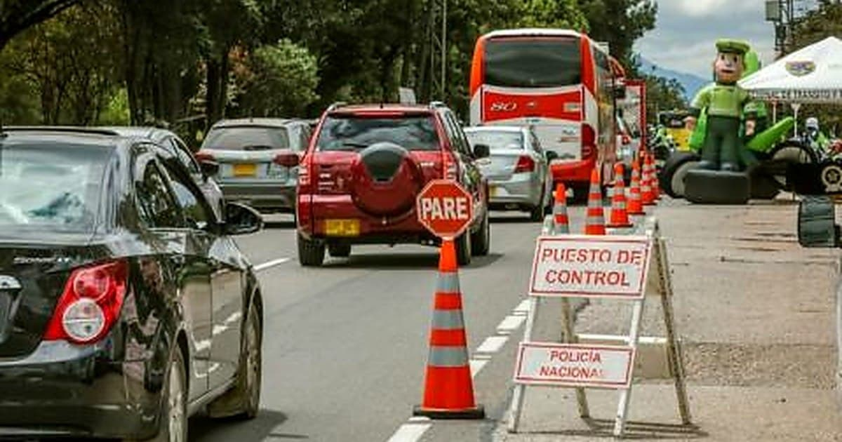 Foto de una vía de Bogotá donde hay distintos carros