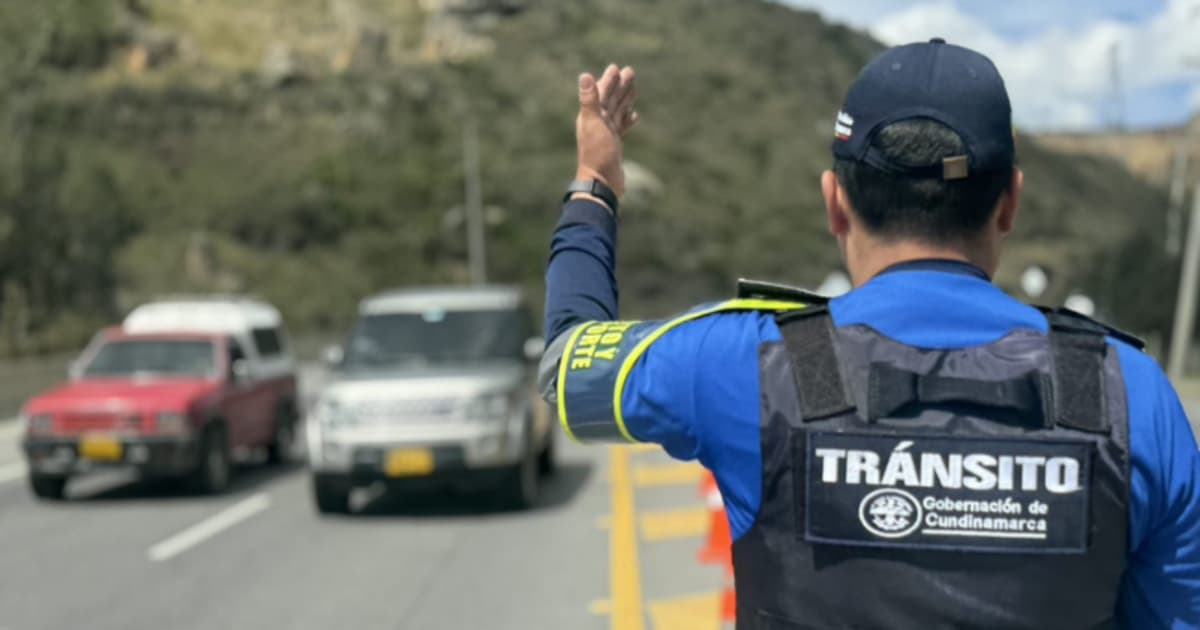 Foto de un agente de tránsito en una vía de Cundinamarca. 