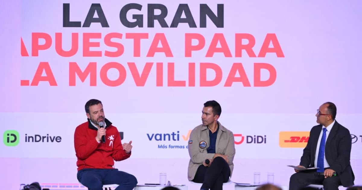 Foto del alcalde Carlos Fernando Galán durante la exposición de proyectos de infraestructura en Bogotá en el Foro Movilidad y Transporte: Futuro Estratégico.