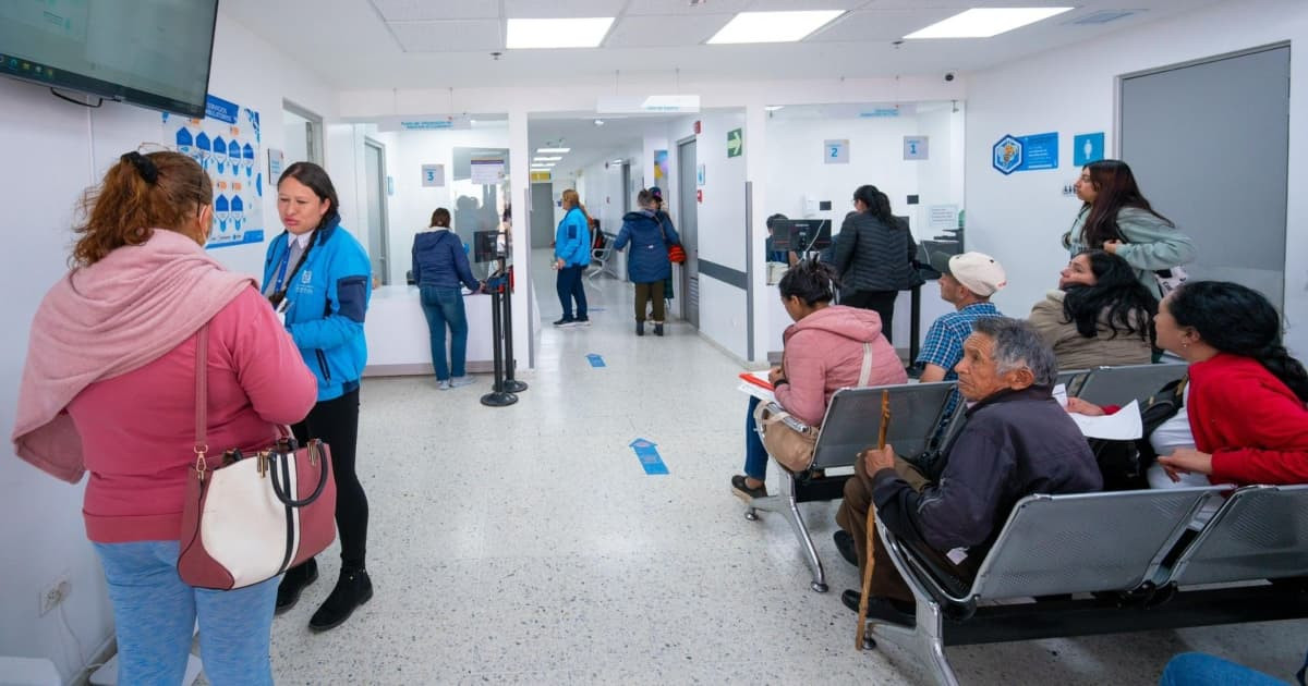 Personas en sala de espera del SER Suba, en el norte de Bogotá.