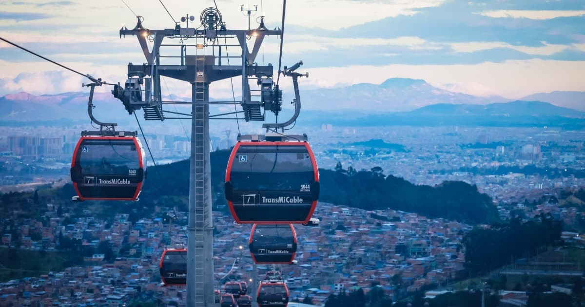 Foto de cabinas del TransMiCable de San Cristóbal, al suroriente de Bogotá.