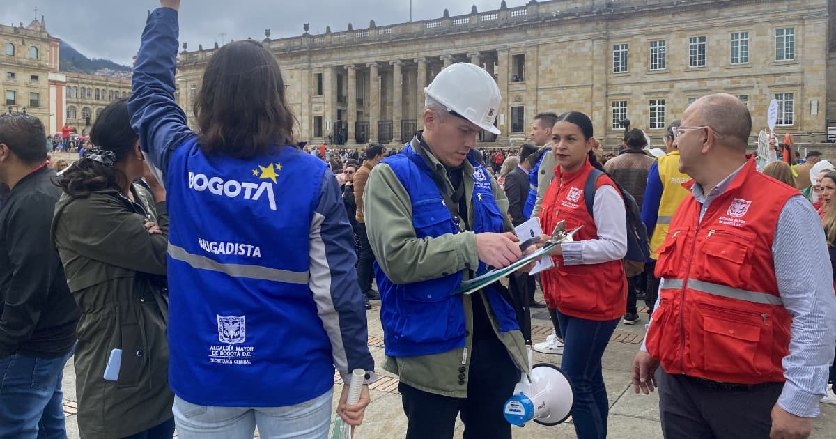 Foto de personas participantes en el Simulacro Distrital de Bogotá 2026.