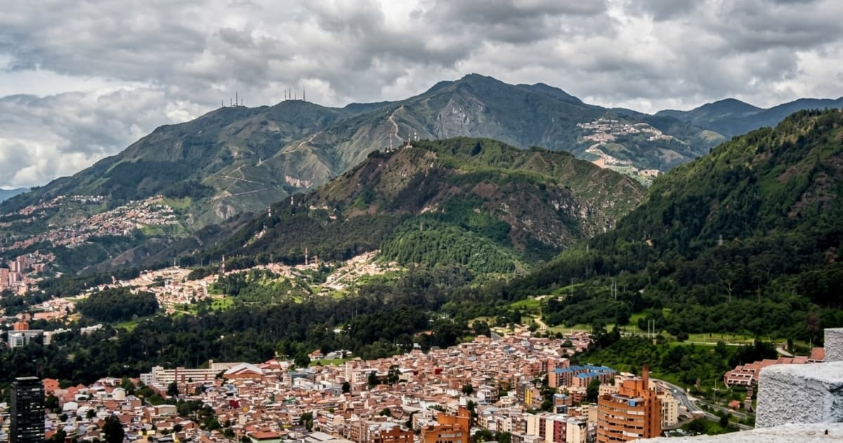 Foto de viviendas en Bogotá y de fondo los Cerros Orientales.