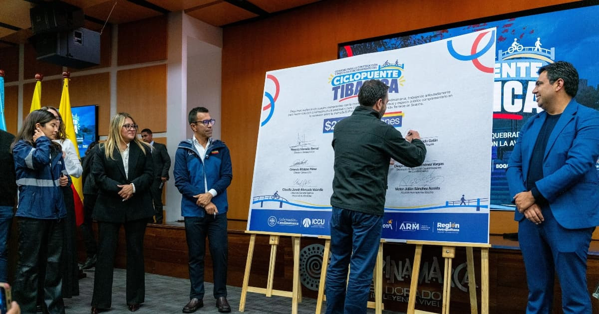 Foto de la firma del acuerdo entre Bogotá, Cundinamarca y Soacha para construir el nuevo Ciclopuente Tibanica.