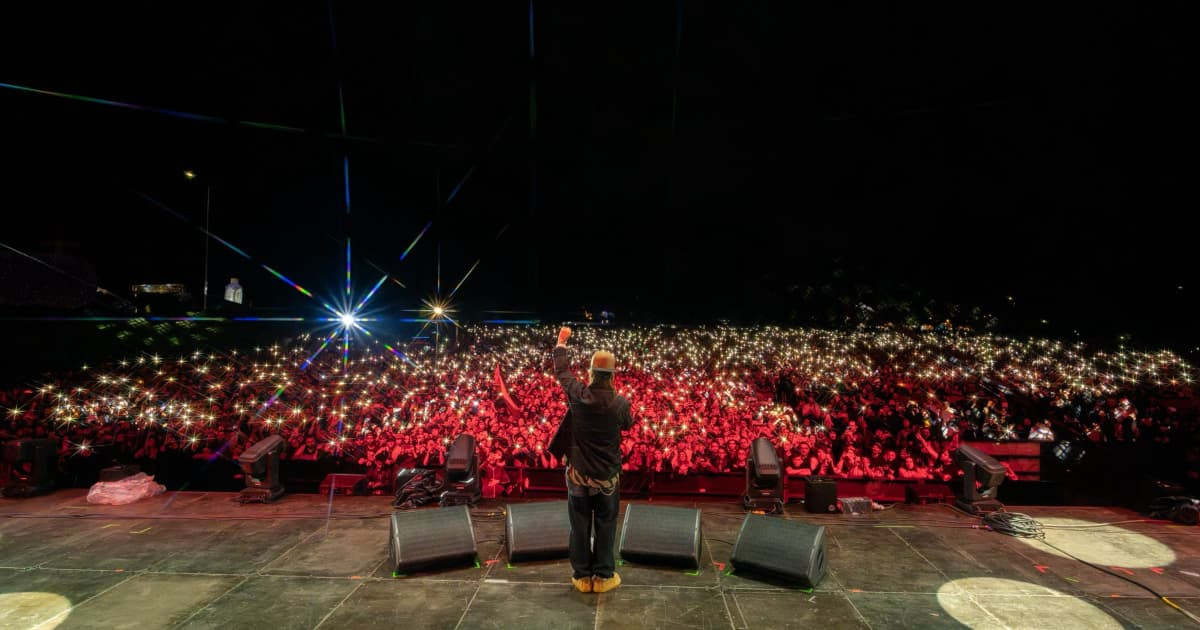 Foto de una de las tarimas de Rock al Parque 2026 con el público de fondo.