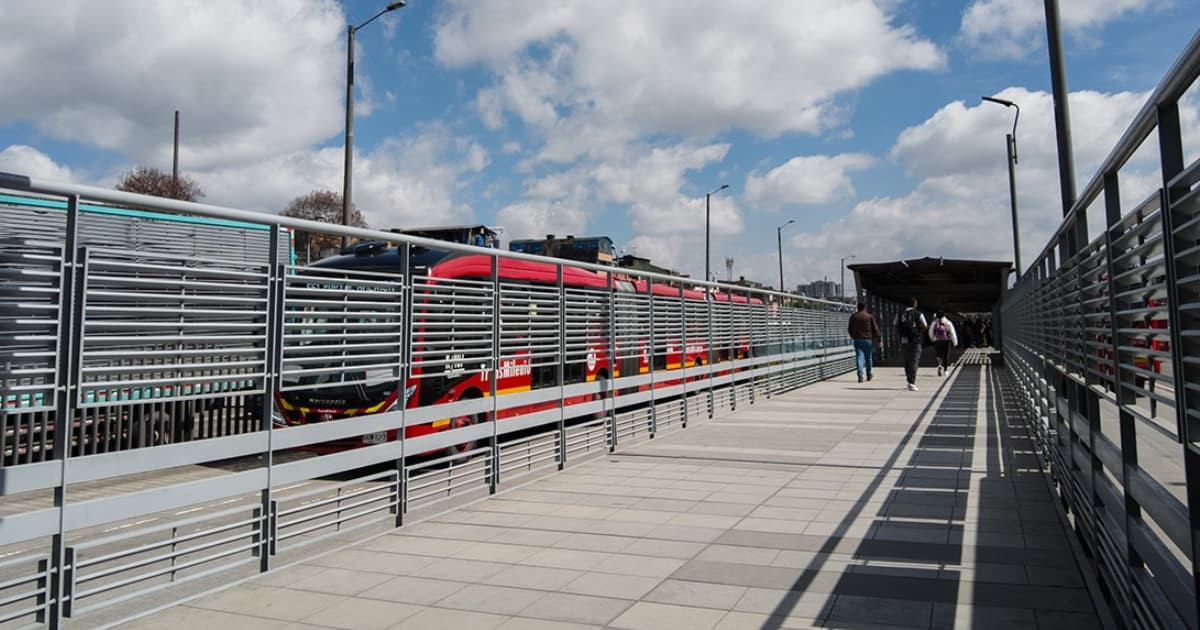 Foto de la estación de TransMilenio Biblioteca Tintal en Bogotá.