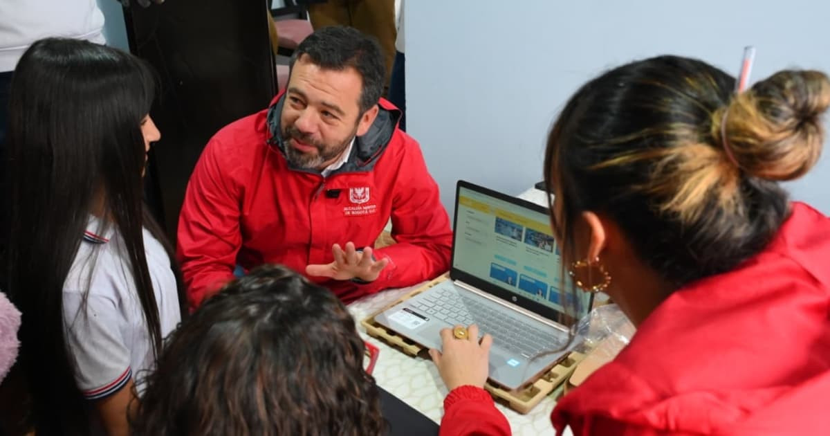 Alcalde Carlos Fernando Galán con beneficiados por el programa Conexión Social