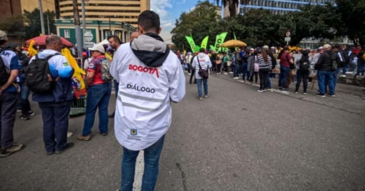 Foto de un Gestor de Diálogo durante acompañamiento a manifestaciones en Bogotá.