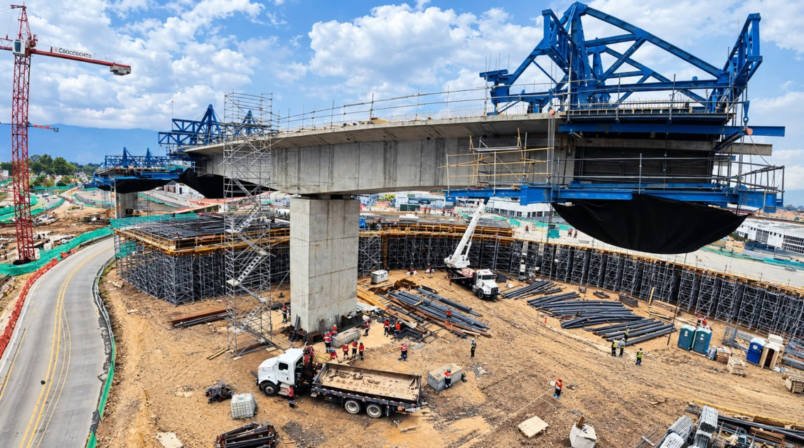 Foto de la construcción de los nuevos puentes de la Nueva calle 13 con avenida Las Américas en Bogotá.