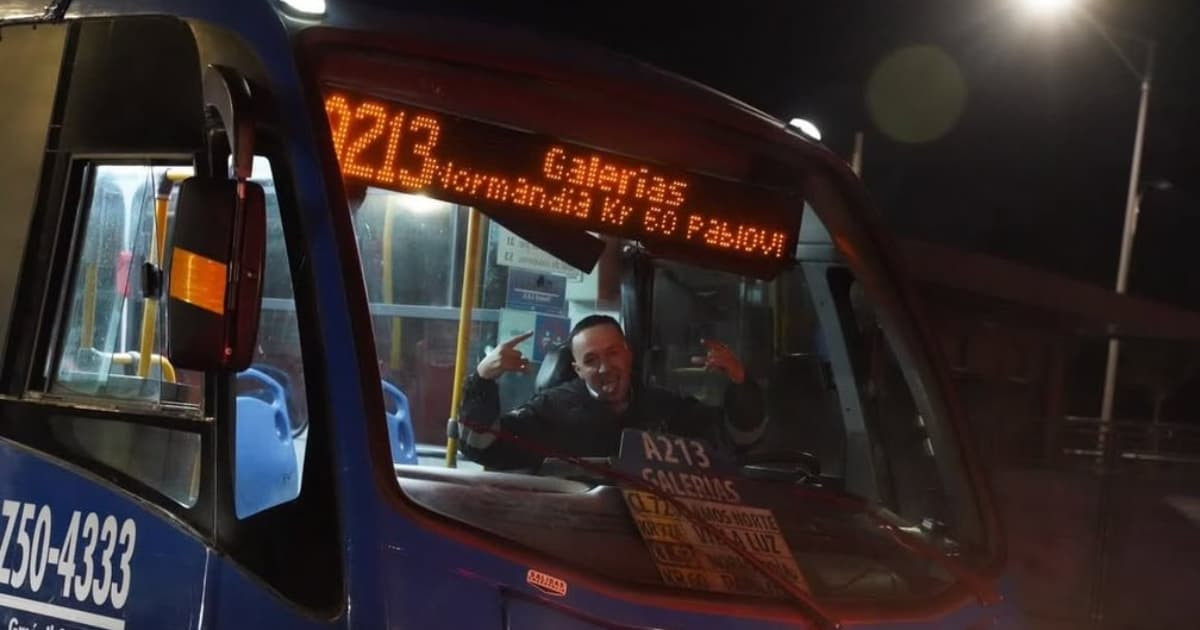 Foto de un bus TransMizonal de TransMilenio en una vía en Bogotá.