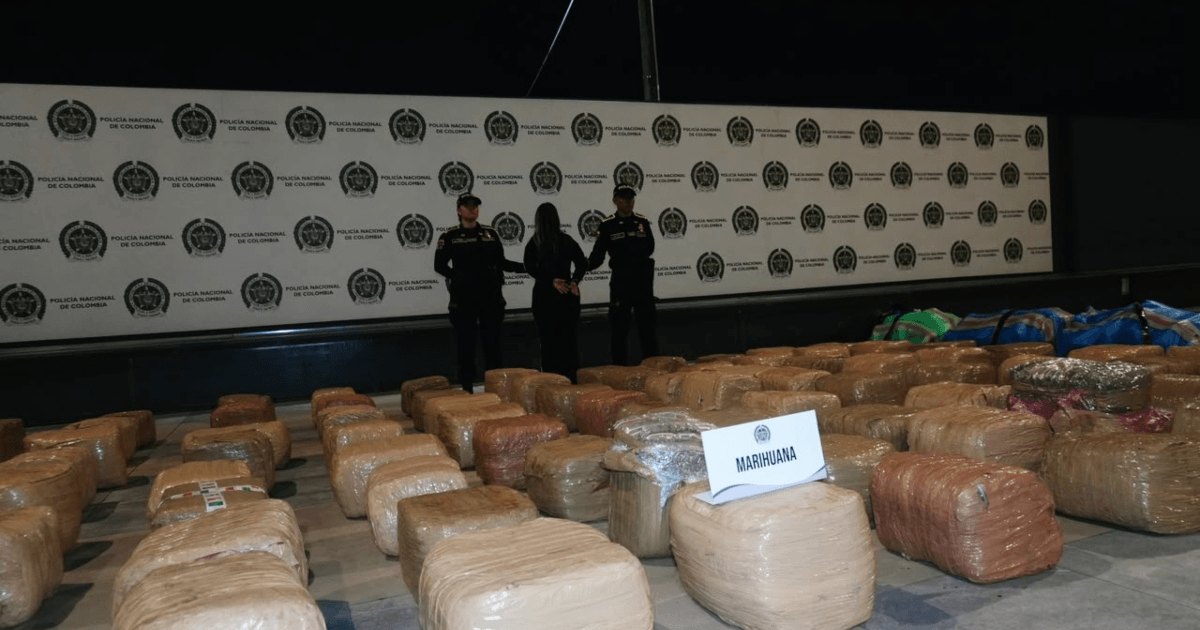 Foto que muestra dos policías y un capturado