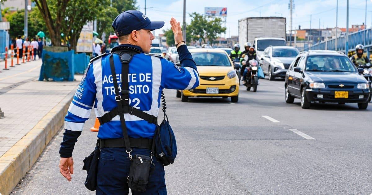 Foto de un agente de tránsito en una vía de Bogotá