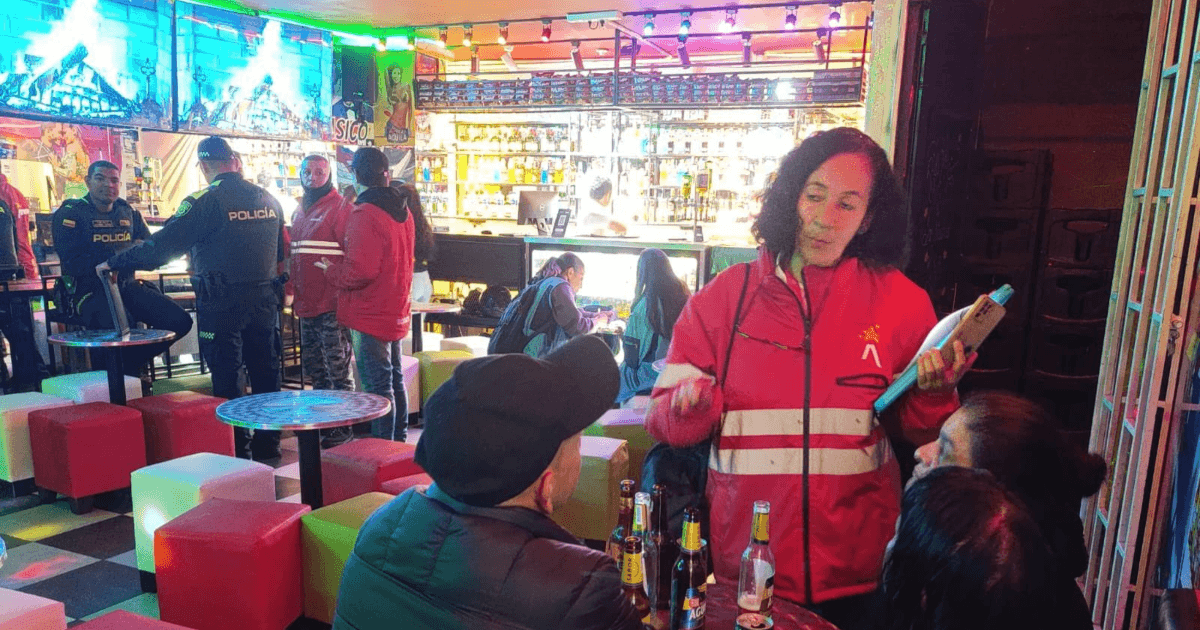 Foto de Gestores de Convivencia durante una inspección y vigilancia a un bar de Bogotá.