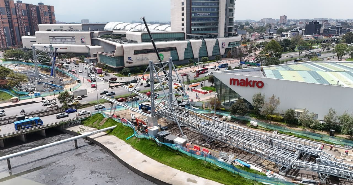 Foto de un puente en construcción