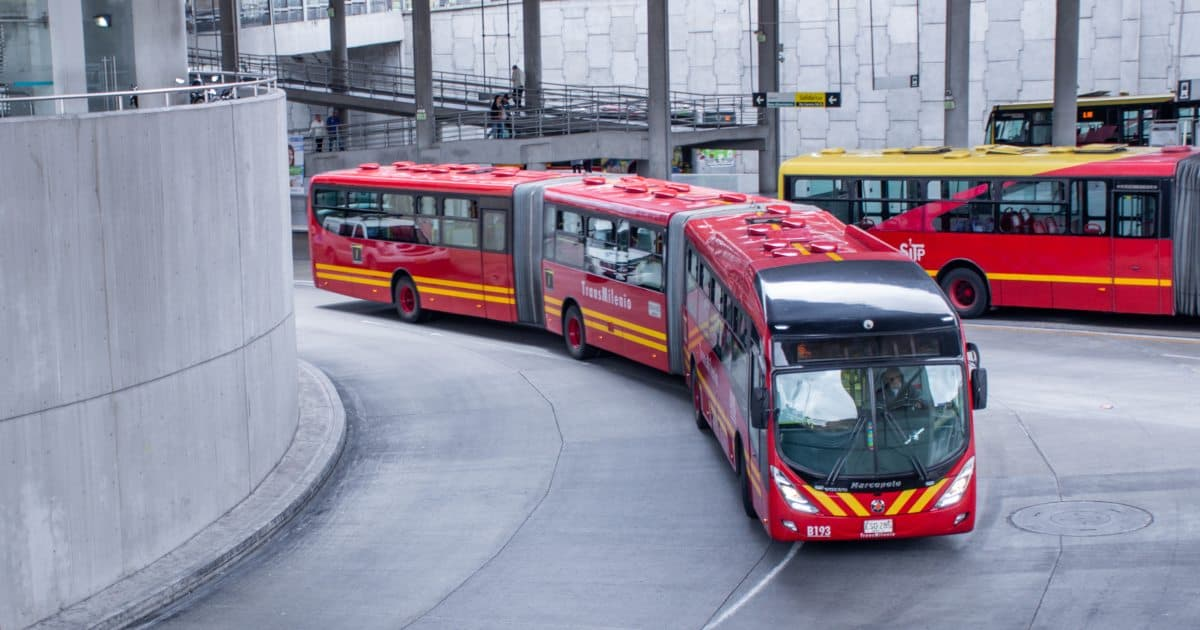 Foto de buses de TransMilenio en una vía de Bogotá