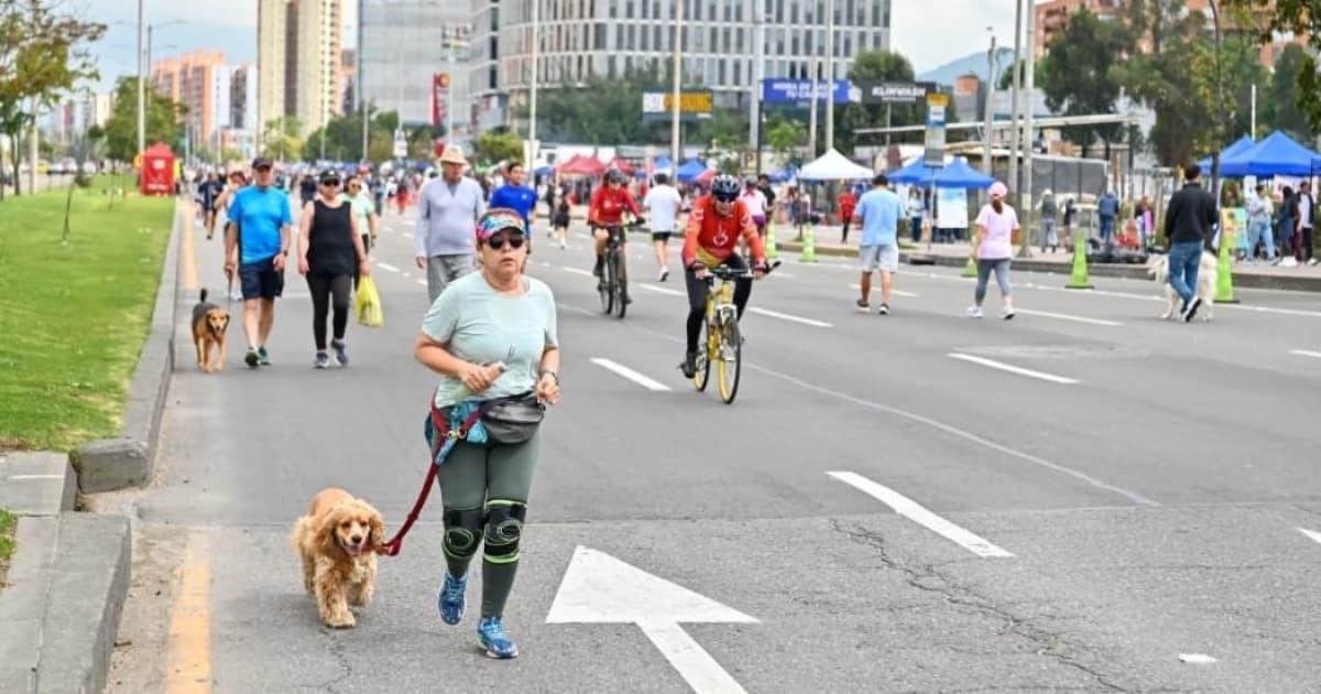 personas haciendo ejercicio en ciclovía de Bogotá