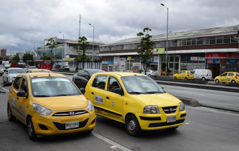 Plano de dos taxis recorriendo calles de Bogotá.