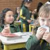 Niños tomando merienda en clase