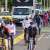 Ciclistas y vehículos movilizándose.