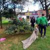 Personas recogiendo basura en parque de Bogota 