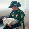 Imagen de una mujer policía amamantó a una bebé recién nacida en la terminal del Salitre en Bogotá.