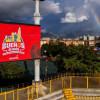 Pantalla del estadio de techo con el logo del programa Sueños de Cancha