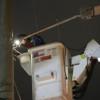Foto de un operario de Enel Colombia realizando reparación de una luminaria del alumbrado público en Bogotá.
