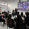 Foto de un grupo de mujeres participa en un taller sobre habilidades digitales y seguridad.