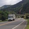 Foto de vehículos de carga y particulares circulando por la Vía al Llano.