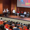 Foto de un auditorio lleno escucha un conversatorio liderado por la Alcaldesa de Kennedy junto a representantes de barras futboleras.