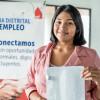 Una mujer con su hoja de vida accediendo a los servicios de la Agencia Distrital de Empleo de Bogotá.
