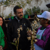 Foto del alcalde Galán hablando con una señora en un jardín