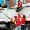 Foto de unos funcionarios del Distrito en una jornada de recolección de llantas