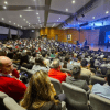 personas asistentes al evento en auditorio