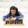Imagen de una niña jugando ajedrez