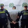 En la foto el capturado por homicidio en Rafael Uribe Uribe y dos policías