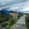 Imagen de panorámica de una vía principal de Bogotá donde se aprecia el cielo parcialmente nublado