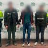 En la foto los tres detenidos por atentar contra dos personas en un bar al sur de Bogotá