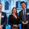 Imagen de tres personas con el galardón posando para la foto