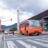 Foto de un bus de TransMilenio en una vía de Bogotá