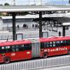 Foto de un bus de TransMilenio en una vía de Bogotá