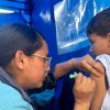 Imagen de un niño recibiendo la vacuna