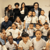 Imagen de varios niños y niñas con el secretario de Integración Social
