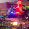 En la foto una camioneta de la Policía decorada de Navidad