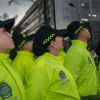 Imagen de varias policías de perfil mirando hacia arriba