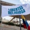 Foto de la bandera blanca de Libertad Religiosa izada en la plazoleta del Palacio Liévano, sede de la Alcaldía de Bogotá.
