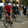 Bogotanos y bogotanas disfrutando de la Ciclovía Nocturna 2025.
