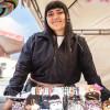Imagen de mujer vendiendo en feria de la Secretaría Distrital de la Mujer