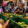 Foto de mujeres vendedoras de frutas en espacio público en Bogotá.