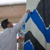 Foto del alcalde Carlos Fernando Galán embelleciendo con pintura el espacio público del bajo puente de la avenida Boyacá con calle 26.
